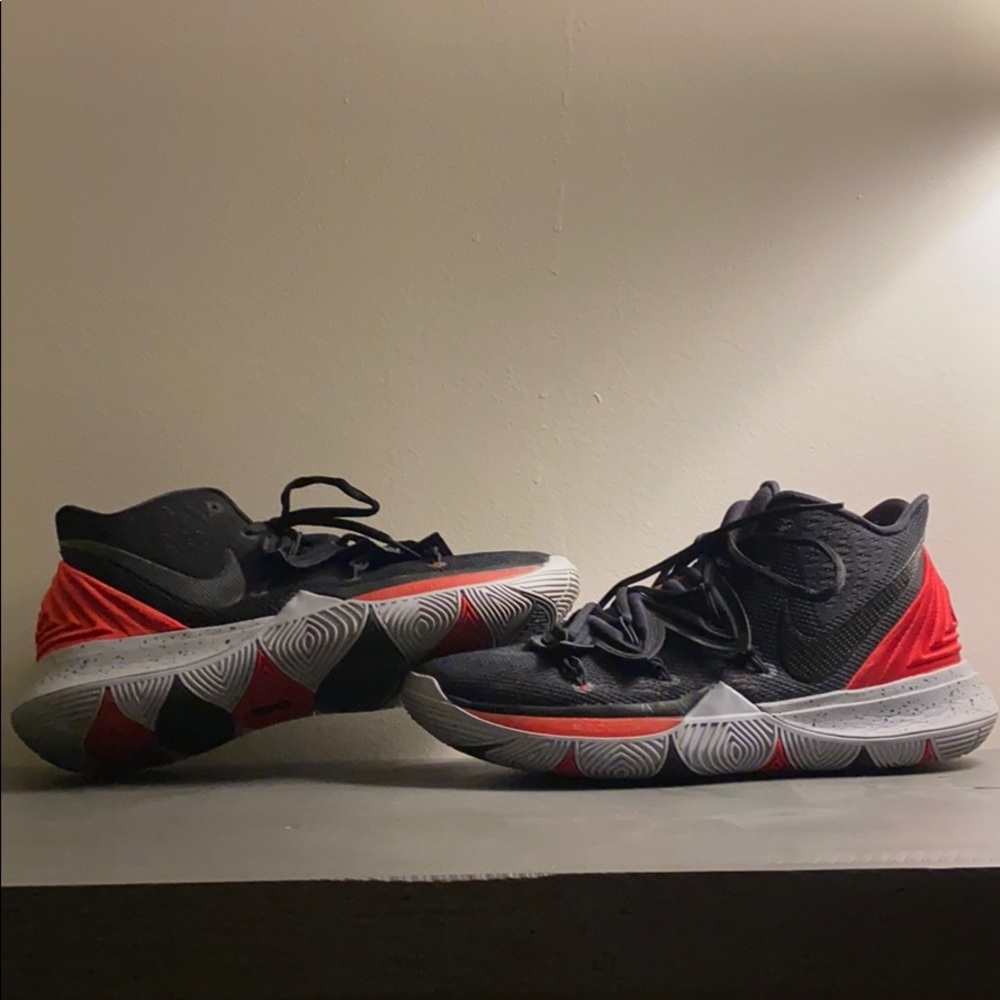 Kyrie 5 “Bred” Lightly Used: Size 9